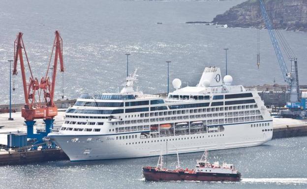 750 pasajeros llegan a Gijón a bordo del crucero MS Sirena El